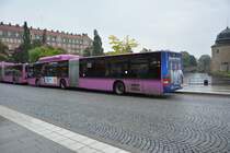 XMU 742 steht auf einer Brücke. Darunter der Svartån Fluss. Aufgenommen am 08.09.2014. 
