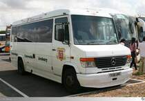 Mercedes Benz O 813  Lion Tours . Aufgenommen am 6. August 2014 auf den Parkplatz bei Stonehenge / England.
