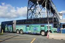 Halifax: Ein 5-achsiger (!) Gelenkbus H5-60 des Herstellers Prevost der Firma Gray Line Tours, aufgenommen im September 2014 am Hafen vom Halifax (Nova Scotia, Kanada).