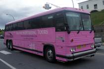 Stadtrundfahrten-Bus (Sightseeing-Bus) MC-9 des Herstellers Motor Coach Industries (MCI), aufgenommen im September 2014 in der Innenstadt vom Halifax (Nova Scotia, Kanada).