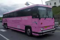 Stadtrundfahrten-Bus (Sightseeing-Bus) MC-9 des Herstellers Motor Coach Industries (MCI), aufgenommen im September 2014 in der Innenstadt vom Halifax (Nova Scotia, Kanada).