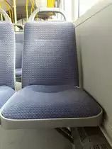 Detailaufnahme eines CSF Sitzes aus WN-D 719 vormals ES-E 1012.
Dannenmann Wagen 719 ist ein Citaro G mit Dot-Matrix, ohne Klimaanlage und, für Omnibus Dannenmann ungewöhnlich, mit Voith Getriebe ausgestattet. Wagen 719 gehörte bis vor kurzem noch der OVK Kirchheim, seine neue Zulassung bekam er erst vor ein paar Tagen. Dieser Mercedes ist übrigens der einzige im Dannenmann MB-Fahrzeugbestand mit CSF Sitzen. Der Rest besitzt CSE. Bis auf Wagen 732, ein Citaro LE Ü. Dieser ist mit ISE ausgeliefert worden.