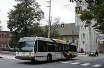 Halifax Transit (Stadtbus): Ein Bus des Herstellers Nova Bus, Wagennummer 994, aufgenommen im September 2014 in der Innenstadt (Spring Garden Road) von Halifax (Nova Scotia, Kanada).