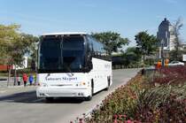Reisebus von  Autocars Skyport Montreal  des Herstellers Prevost, aufgenommen im September 2014 in der Innenstadt (Boulevard René-Lévesque) von Québec. 