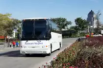 Reisebus von  Autocars Skyport Montreal  des Herstellers Prevost, aufgenommen im September 2014 in der Innenstadt (Boulevard René-Lévesque) von Québec. 