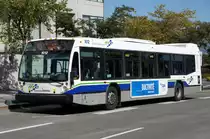 Stadtbus der RTC (Réseau de transport de la Capitale) des Herstellers Nova Bus, aufgenommen im September 2014 in der Innenstadt (Boulevard René-Lévesque) von Québec. 