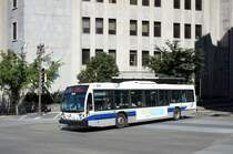 Stadtbus der RTC (Réseau de transport de la Capitale) des Herstellers Nova Bus, aufgenommen im September 2014 in der Innenstadt (Rue D'Aiguillon) von Québec. 