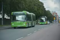 Am 10.09.2014 kommt uns in Uppsala STW 355 (Scania) und DWZ 349 (Hybrid MAN) entgegen.