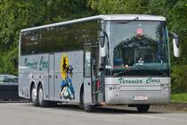 . Van Hool T 917 von Veronica Cars aus Belgien wartet auf einem Rastplatz auf die Rckkehr seiner Mitreisenden.  27.09.2014