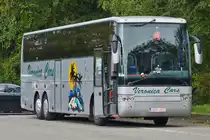 . Van Hool T 917 von Veronica Cars aus Belgien wartet auf einem Rastplatz auf die R�ckkehr seiner Mitreisenden.  27.09.2014