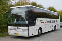 . Van Hool T 915, von Zebra Tours aus den Niederlanden, legte auf einem Parkplatz eine kurze Raucher Pause fr seine Mitreisenden Gste ein.  27.09.2014