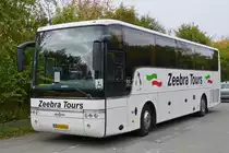 . Van Hool T 915, von Zebra Tours aus den Niederlanden, legte auf einem Parkplatz eine kurze Raucher Pause f�r seine Mitreisenden G�ste ein.  27.09.2014