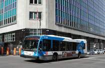 Airport-Expressbus der STM (Société de transport de Montréal) des Herstellers Nova Bus, aufgenommen im September 2014 in der Innenstadt (Boulevard René-Lévesque) von Montreal. 