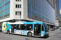 Stadtbus der STM (Société de transport de Montréal) des Herstellers Nova Bus, aufgenommen im September 2014 in der Innenstadt (Boulevard René-Lévesque) von Montreal. 