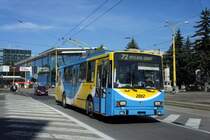 Slowakei / Košice: Škoda 14Tr, ein O-Bus mit der Wagennummer 2002, aufgenommen im Juni 2014 in der Innenstadt (Námestie osloboditel`ov) von Košice.