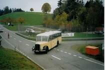 Postautotreffen im Teuffenthal: Burri, Teuffenthal BE 656 U Saurer/R&J am 31. Oktober 2004 Abfahrt in Buchen