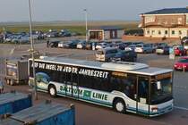 . Setra S 416 NF f�hrt seine G�ste und deren Gep�ck, welches sich im Container auf dem H�nger befindet, vom F�hranleger Ne�mersiel zum Bahnhof von Norden. 06.10.2014