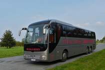 . Am 06.10.2014 wartet dieser MAN Lion's Coach nahe Greetsiel auf seinen n�chsten Einsatz. 