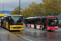 PTT/TRAVYS: Am 16. Oktober 2014 warten das Postauto der Marke Mercedes INTEGRO und der TRAVYS-DREIACHSER der Marke MAN auf dem Bahnhofplatz Yverdon les Bains gemeinsam auf Fahrgäste.
Foto: Walter Ruetsch