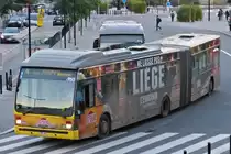 .  VanHool Gelenkbus mit Vollwerbung aufgenommen am 18.10.2014 am Bahnhof in Lüttich.