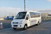. Kleinbus IVECO von Edzards Reisen, nahe dem Bahnhof in Norddeich Mole. 07.10.2014