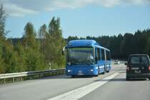 XBX 390 (Volvo 8500) auf der Linie 670 nach Stockholm. Aufgenommen am 13.09.2014 aus Richtung Vaxholm.