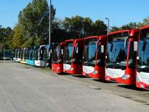 Mercedes Benz Citaro C2 Parade am 18.10.14 in Mannheim bei Evo Bus durch den Zaun fotografiert auf einen öffentlichen Parkplatz