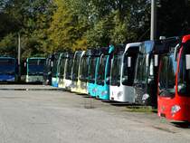 Viele neue Mercedes Benz Citaro C2 am 18.10.14 in Mannheim bei Evo Bus durch den Zaun fotografiert auf einen öffentlichen Parkplatz