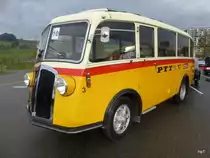 Ex PTT - Oldtimer Saurer auf einem Parkplatz eines Einkauf Center in Bern Brünnen am 25.10.2014