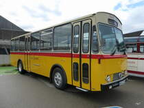 Ex PTT - Oldtimer Saurer auf einem Parkplatz eines Einkauf Center in Bern Brünnen am 25.10.2014
