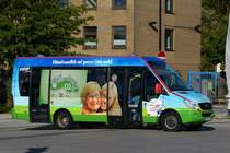 . Am 07.10.2014 verlässt dieser gut besetzte Mercedes Benz Kleinbus den ZOB in Emden.