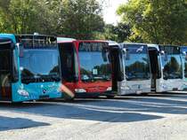 Vier neue Mercedes Benz Citaro C2 am 18.10.14 in Mannheim bei Evo Bus durch den Zaun fotografiert auf einen öffentlichen Parkplatz