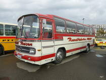 Reisebus Oldtimer Mercedes O 302 auf einem Parkplatz eines Einkauf Center in Bern Brünnen am 25.10.2014