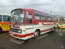 Reisebus Oldtimer Mercedes O 302 auf einem Parkplatz eines Einkauf Center in Bern Brünnen am 25.10.2014
