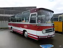 Reisebus Oldtimer Mercedes O 321 auf einem Parkplatz eines Einkauf Center in Bern Brünnen am 25.10.2014