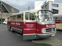 Reisebus Oldtimer Mercedes O 321 auf einem Parkplatz eines Einkauf Center in Bern Brünnen am 25.10.2014