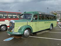 Reisebus Oldtimer Mercedes O 3500 auf einem Parkplatz eines Einkauf Center in Bern Brünnen am 25.10.2014