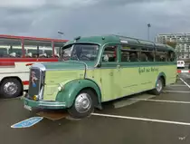 Reisebus Oldtimer Mercedes O 3500 auf einem Parkplatz eines Einkauf Center in Bern Brünnen am 25.10.2014