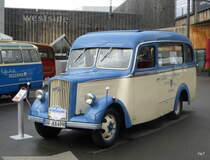 Reisebus Oldtimer Opel Bliz 1.5 C  auf einem Parkplatz eines Einkauf Center in Bern Brünnen am 25.10.2014