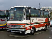 Reisebus Oldtimer Setra S 208 H auf einem Parkplatz eines Einkauf Center in Bern Brünnen am 25.10.2014