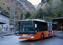 MGB/AUTO URI(AAGU): Infolge Bauarbeiten werden sämtliche Züge vom Montag 6. Oktober bis 31. Oktober 2014 zwischen Andermatt-Göschenen-Andermatt mit Bussen geführt. Am 26. Oktober 2014 wartete der SETRA-Niederflurlinienbus Nummer 58 vor dem Bahnhof Göschenen bei der MGB-Haltestelle auf Fahrgäste.
Foto: Walter Ruetsch
