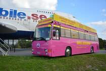 Am Jumbo Stay Hotel steht dieser Bus. Aufgenommen am 13.09.2014 Stockholm Arlanda Airport.