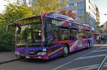 Mercedes Citaro 809 wird an der Herbstmesse 2014 als Shuttle Bus zur Halle 3 eingesetzt. In der Halle 3 kann man alte Jahrmarktsbahnen aus den 80er Jahren bestaunen und natürlich damit fahren. Hier steht der Bus an der Haltestelle Kaserne. Leider sind die Lichtverhältnisse auf dieser kurzen Runde nirgends optimal. Die Aufnahme stammt vom 29.10.2014.