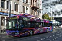 Mercedes Citaro 809 wird an der Herbstmesse 2014 als Shuttle Bus zur Halle 3 eingesetzt. In der Halle 3 kann man alte Jahrmarktsbahnen aus den 80er Jahren bestaunen und natürlich damit fahren. Hier steht der Bus an der Haltestelle Messeplatz. Leider sind die Lichtverhältnisse auf dieser kurzen Runde nirgends optimal. Die Aufnahme stammt vom 29.10.2014.