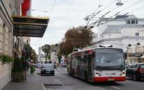 Fahrzeug 288 (Van Hool AG 300 T) der Salzburg AG als O-Bus 5 (Fanny-von-Lehnert-Strae -> Birkensiedlung) am 21. September 2014 nahe der Haltestelle Makartplatz.