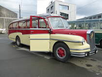 Reisebus Oldtimer FBW auf einem Parkplatz eines Einkauf Center in Bern Brünnen am 25.10.2014