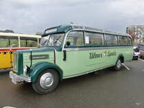 Reisebus Oldtimer Magirus-Deutz auf einem Parkplatz eines Einkauf Center in Bern Brünnen am 25.10.2014