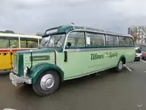 Reisebus Oldtimer Magirus-Deutz auf einem Parkplatz eines Einkauf Center in Bern Brünnen am 25.10.2014