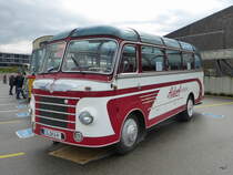Reisebus Oldtimer Neoplan auf einem Parkplatz eines Einkauf Center in Bern Brünnen am 25.10.2014