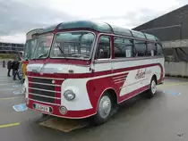 Reisebus Oldtimer Neoplan auf einem Parkplatz eines Einkauf Center in Bern Brünnen am 25.10.2014